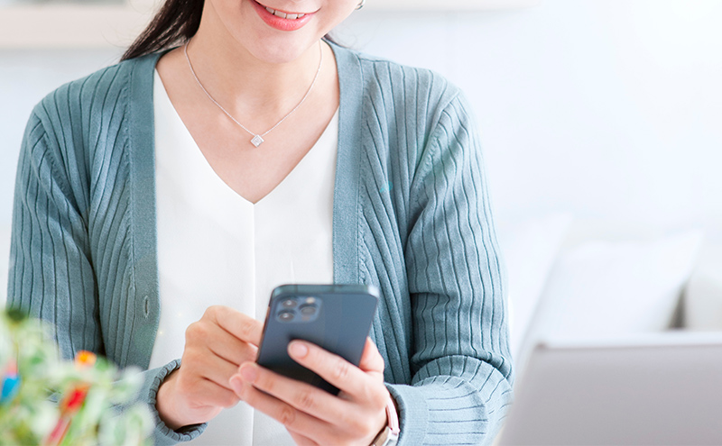 ECサイト／ネットショップを楽しむ女性